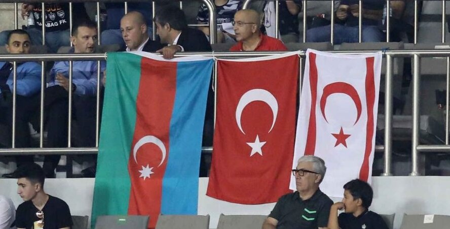 Во время матча с кипрским АПОЭЛом азербайджанские фанаты вывесили флаги непризнаной республики ТРСК